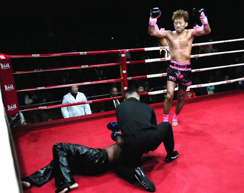 ドラゴンジム 46歳の佐藤亮 被災地で復活 記念大会で完全ko勝利 Efight イーファイト 格闘技情報を毎日配信