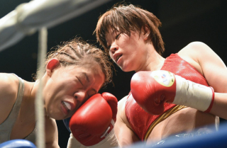 Rise 元女子ボクシング世界王者の山本ユノカ 紅絹は ローキックで来る 蹴り返す 7 19後楽園 Efight イーファイト 格闘技情報を毎日配信