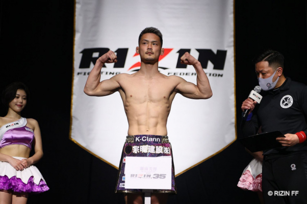 【rizin】王者・牛久絢太郎と斎藤裕が仕上がった身体でマッスルポーズ！牛久が握手を求めるも斎藤は拒否＝前日計量 Efight【イーファ