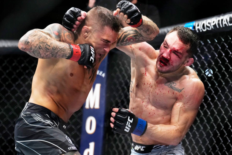 UFC】ポイエーが裸絞めで圧巻の一本勝ち！チャンドラーとの流血激闘を 