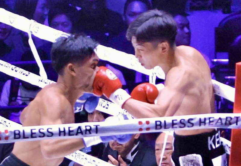 久保寺(右)が逆転KO勝利