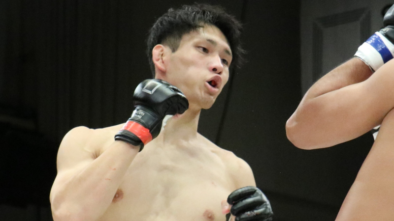 【SB】王者イモト、オープンフィンガーグローブ戦へ鉄柱打ち鍛錬の恐怖！再び笠原の顔面を血に染めるか