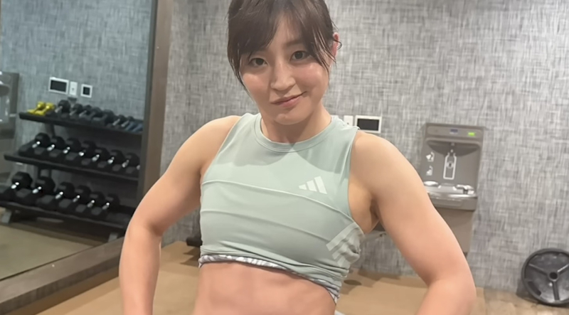 角田夏実、ビーチでも超絶筋トレ！割れた腹筋＆腕マッスル復活「引退後もすごすぎ」