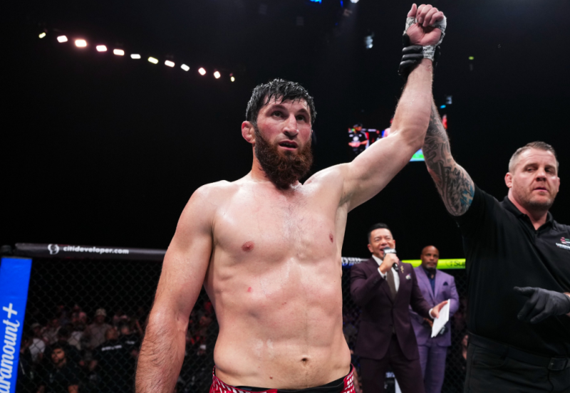 【UFC】元王者アンカラエフ、パウンド連打でTKO勝利！王座返り咲きへ再始動