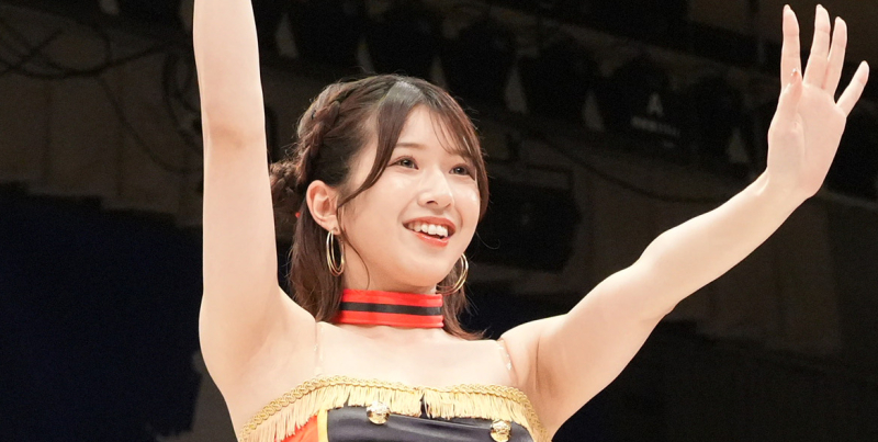 ラウンドガール荻野心、ミニ衣装から長い脚！“KO祭り”に「見応えありまくり」グラビアデビューも話題