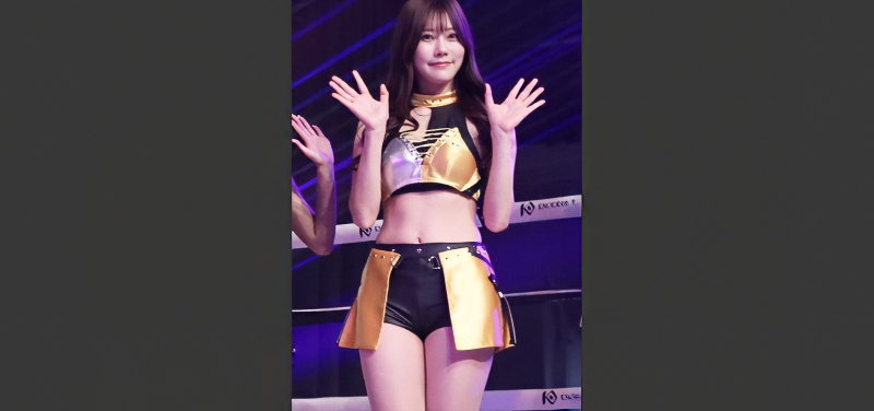 “現役ナース”ラウンドガール桃里れあ、腹筋と太ももで本日登場予告!WBCムエタイ王座戦4試合