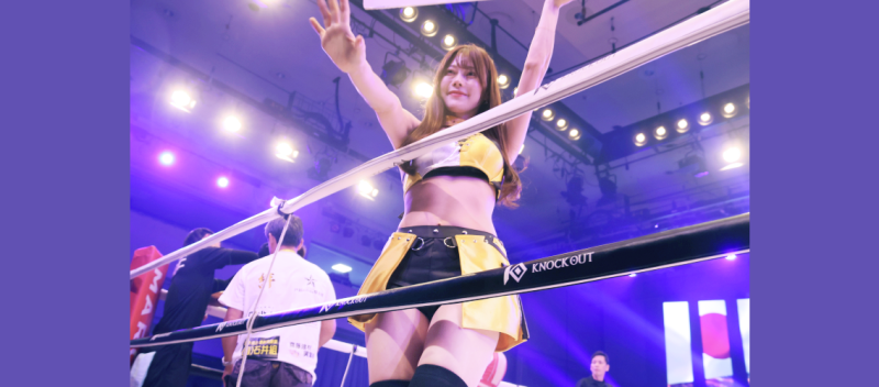 “現役ナース”桃里れあ、太もも爆発のラウンドガールで魅了!KO続出の大会にも興奮