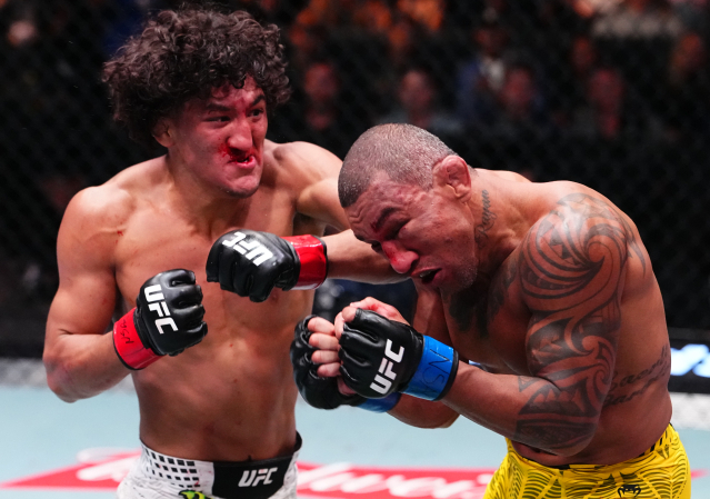 【UFC】21歳ロサスJr.が5R逆転KO!バルセロシュ失神、担架で病院へ