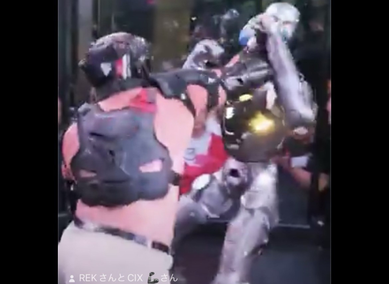 人間vsロボットがオクタゴンで激突!“ターミネーター”に続き“プレデター”登場、衝撃の結末に