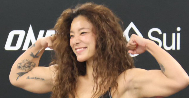 【ONE】平田樹、逞しい腕でマッスルポーズ！宿敵ラズワンも盛り上がる太もも見せ計量パス