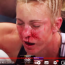 素手ボクシングの女子選手が“顔面流血”でKO負け！ボコボコに殴られ戦意喪失